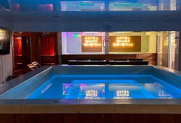 Escápate en Pareja: Jacuzzi + Piscina + 3 Cámaras