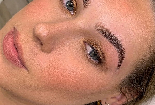 Extensión de pestañas hawaiana o rímel + Laminado de cejas
