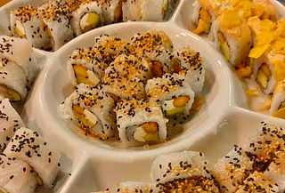 Desde 40 cortes de Makis + alitas + bebidas en Kanuwa