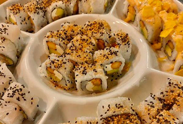Desde 40 cortes de Makis + alitas + bebidas en Kanuwa