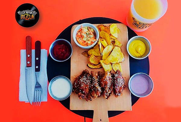 Porción de 6 Alitas + Papas+ Bebida en la Buena Mezcla