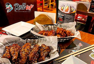 ¡SANTAS ALITAS! Escoge tu PROMO + Papas + Bebida en Roll Up