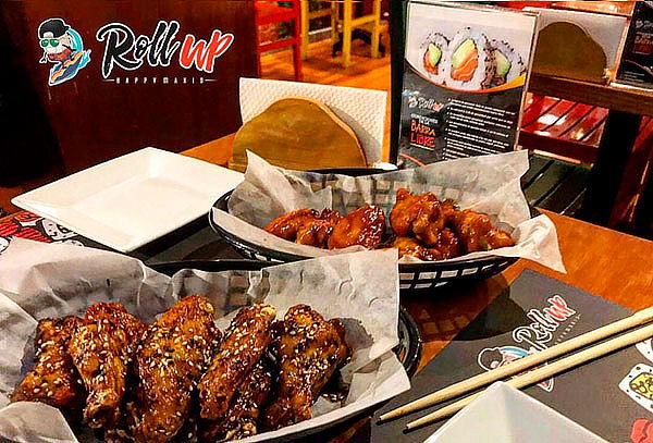 ¡SANTAS ALITAS! Escoge tu PROMO + Papas + Bebida en Roll Up