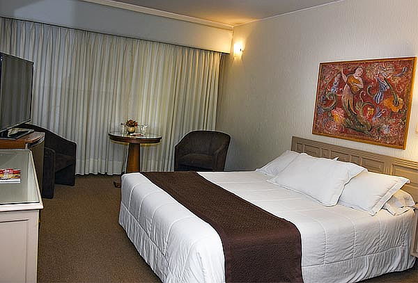 ¡Hotel María Angola! Noche Romántica y Más para 2