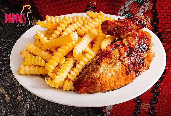 ¡A la Brasa con Amor! 1/2 Pollo + Papas Fritas en Pappas Grill