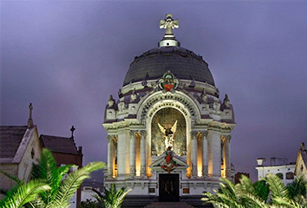 Tour Nocturno en ¡Cementerio Presbístero Matías Maestro!